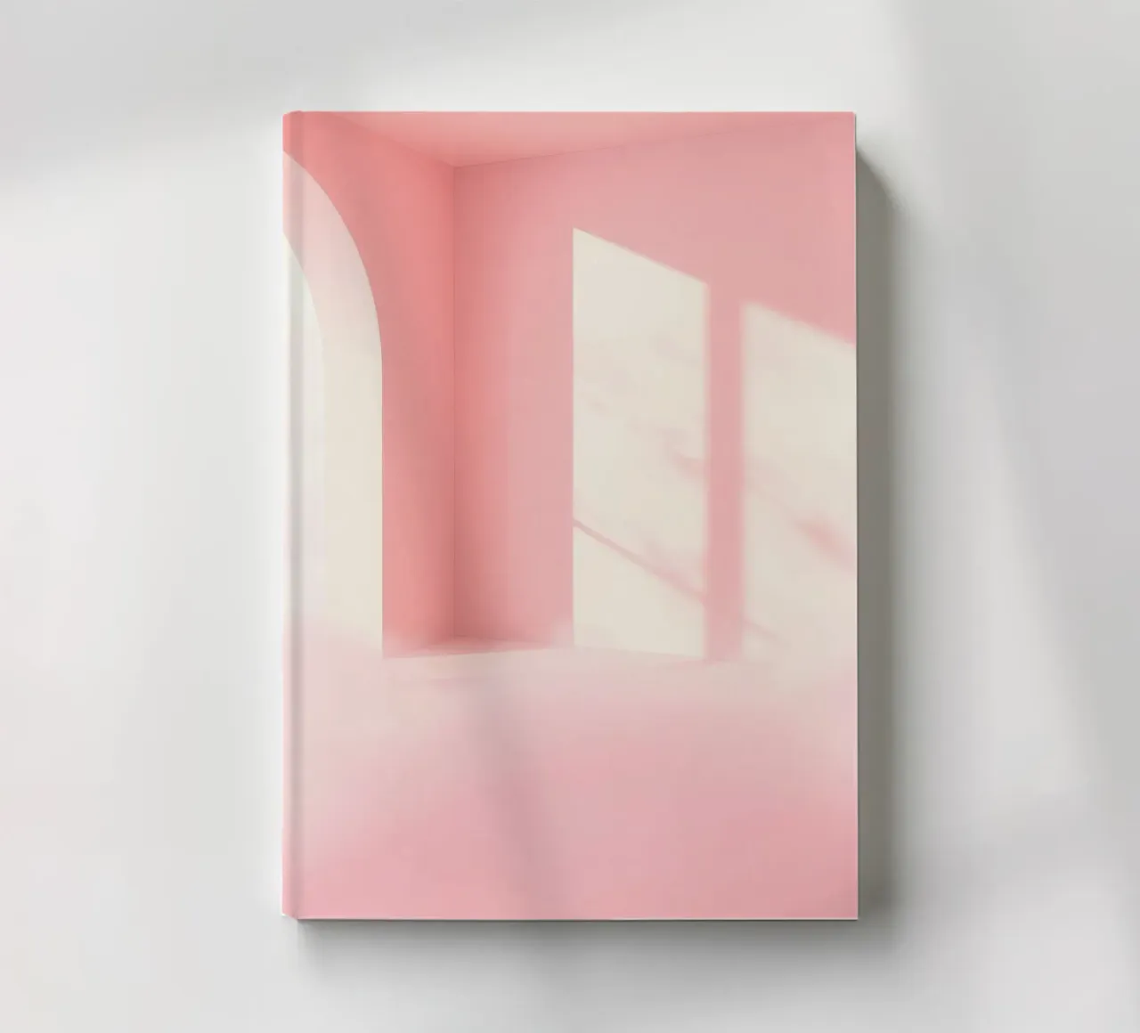 Zachtroze interieur met zonlicht dat schaduwen werpt in een dromerige notitieboek van DesignDoodle
