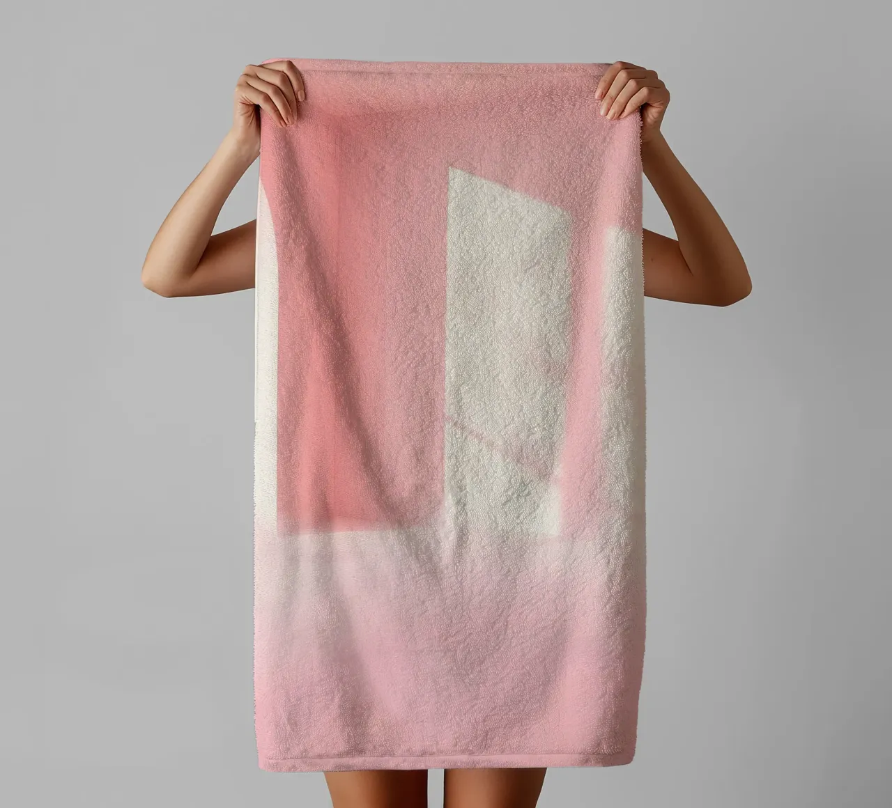 Zachtroze interieur met zonlicht dat schaduwen werpt in een dromerige badhanddoek van DesignDoodle
