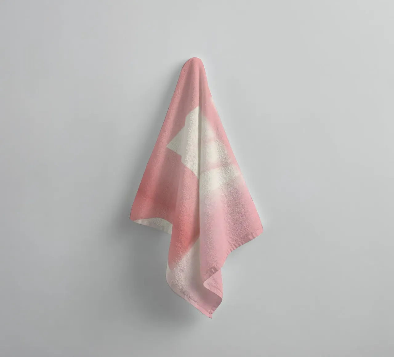 Zachtroze interieur met zonlicht dat schaduwen werpt in een dromerige badhanddoek van DesignDoodle