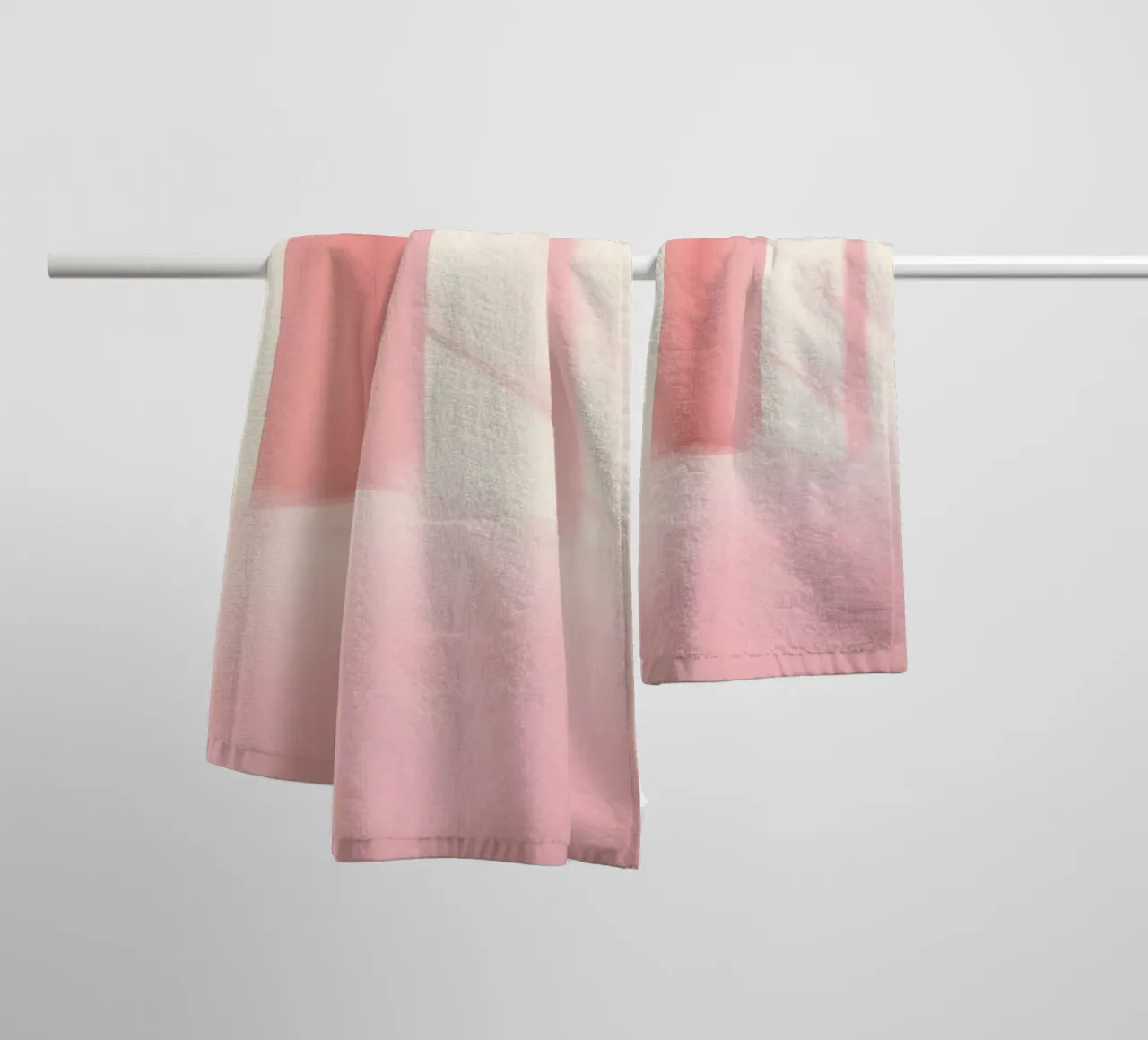 Zachtroze interieur met zonlicht dat schaduwen werpt in een dromerige badhanddoek van DesignDoodle