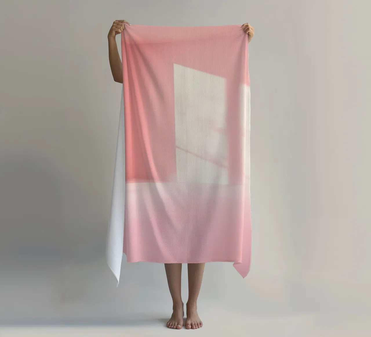 Interni rosa tenue con la luce del sole che proietta ombre in un'atmosfera da sogno. telo mare da DesignDoodle
