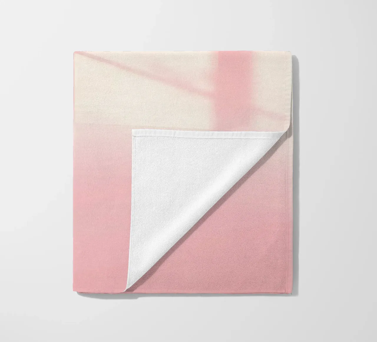 Interni rosa tenue con la luce del sole che proietta ombre in un'atmosfera da sogno. telo mare da DesignDoodle
