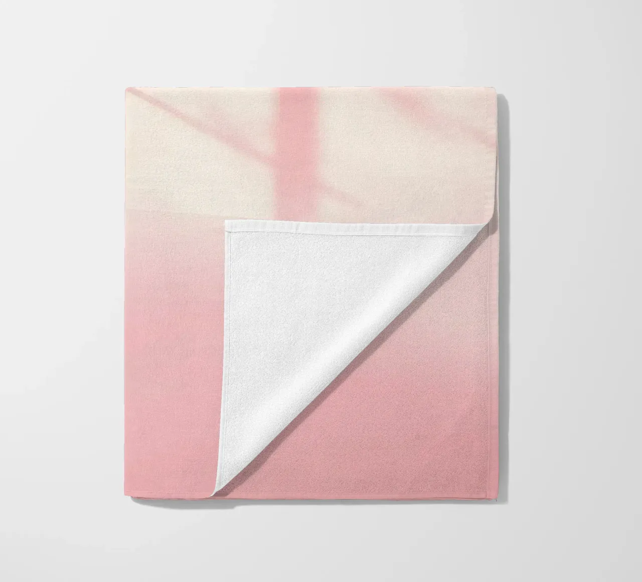 Interni rosa tenue con la luce del sole che proietta ombre in un'atmosfera da sogno. telo mare da DesignDoodle