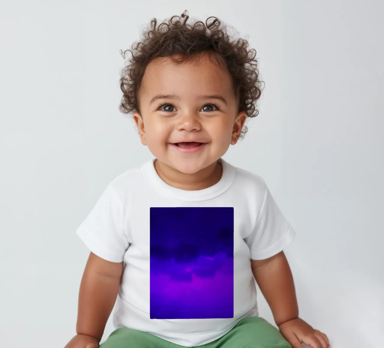 cielo crepuscolare con ricche sfumature di viola e blu maglietta neonato da DesignDoodle