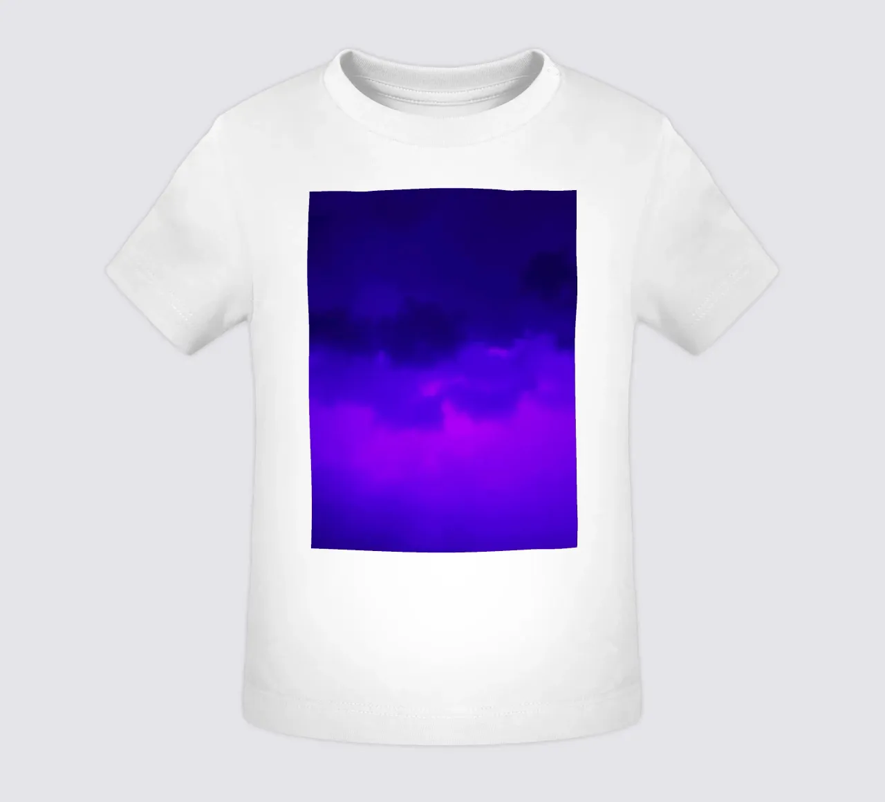 cielo crepuscolare con ricche sfumature di viola e blu maglietta neonato da DesignDoodle