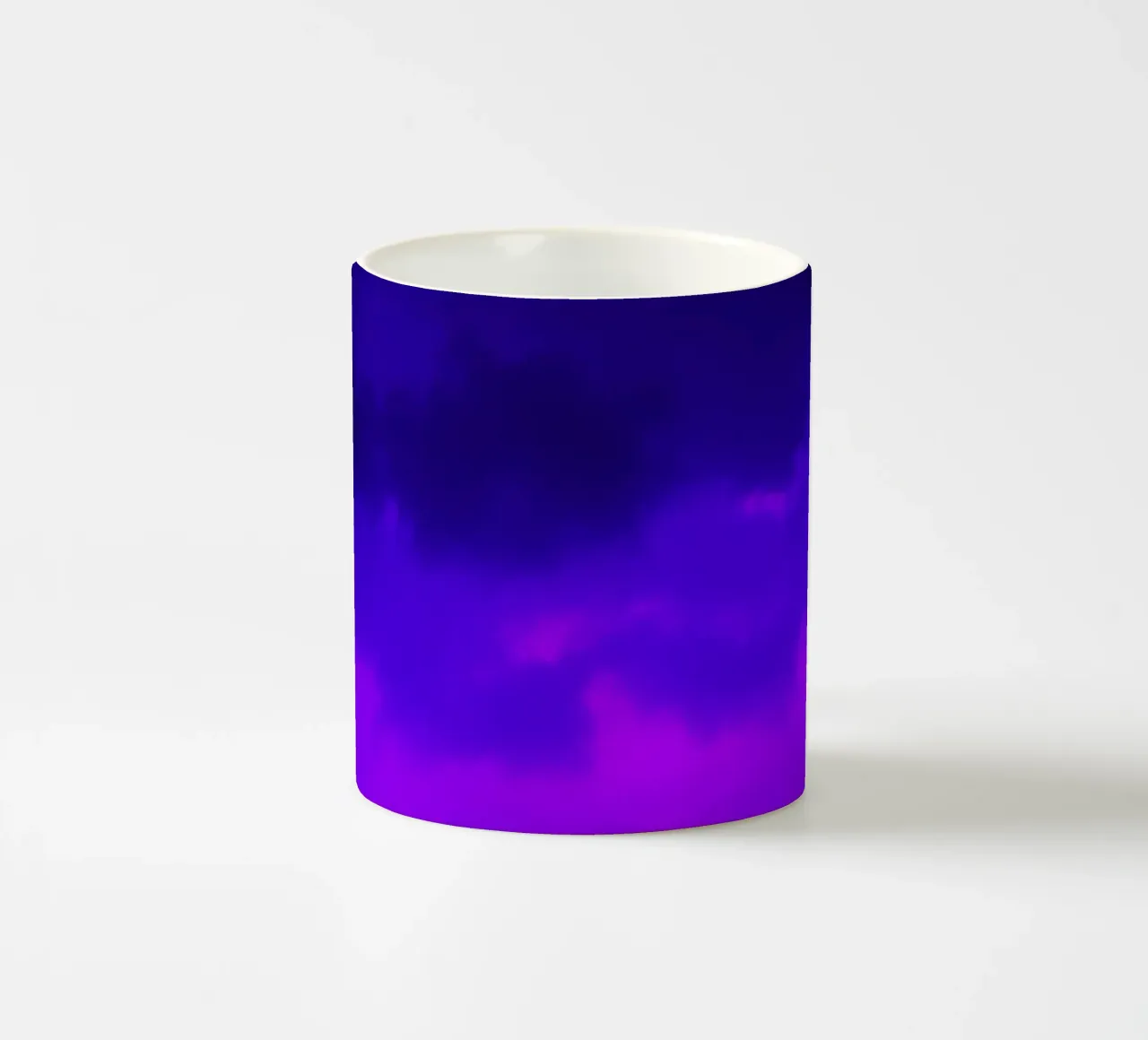 cielo crepuscolare con ricche sfumature di viola e blu tazza in ceramica da DesignDoodle