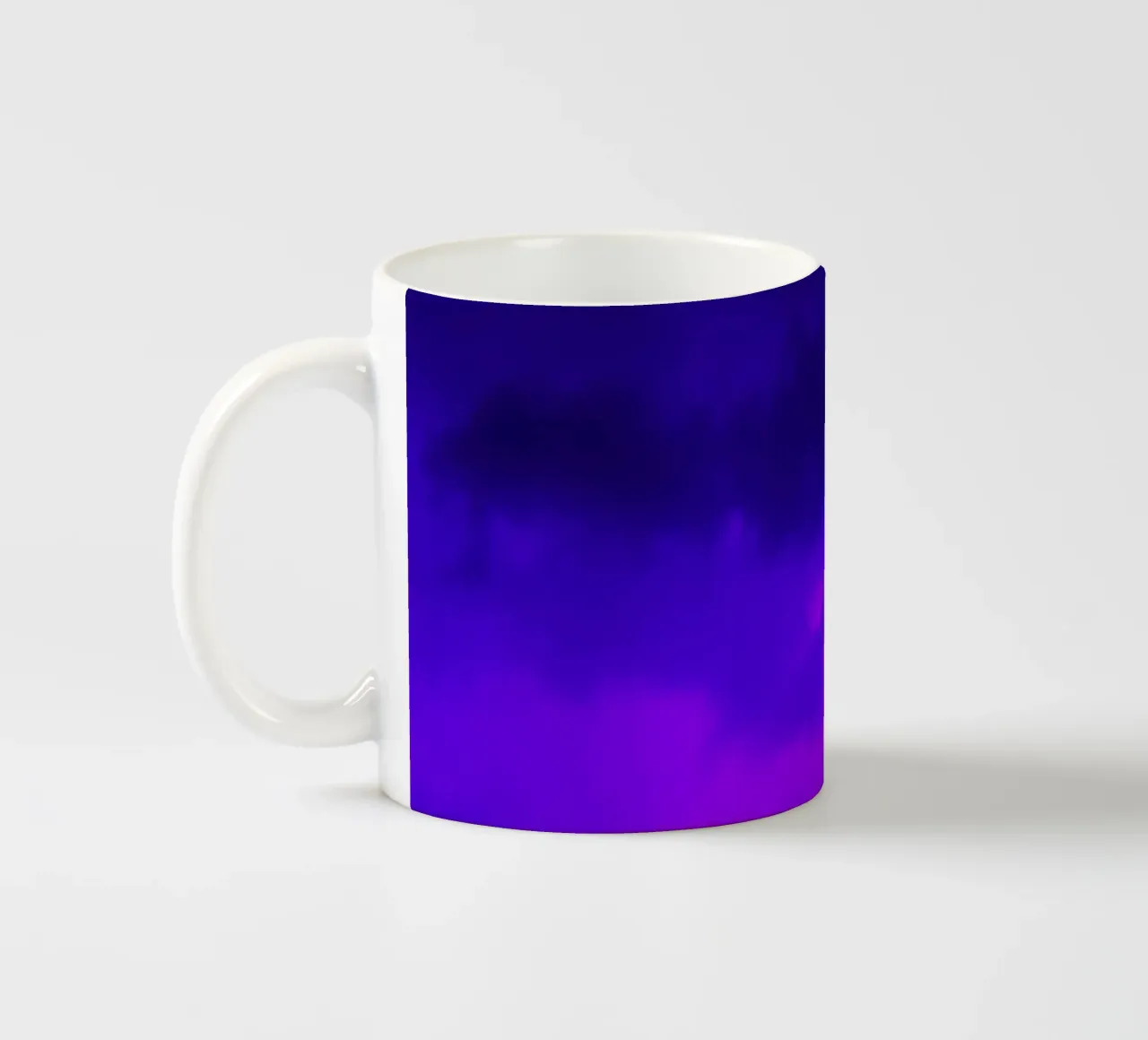cielo crepuscolare con ricche sfumature di viola e blu tazza in ceramica da DesignDoodle
