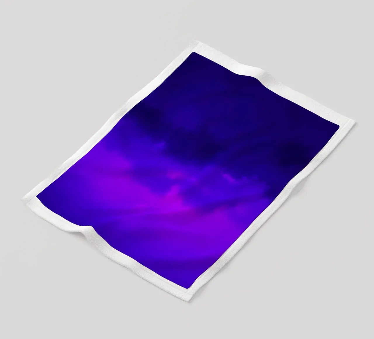 cielo crepuscolare con ricche sfumature di viola e blu coperta in pile da DesignDoodle