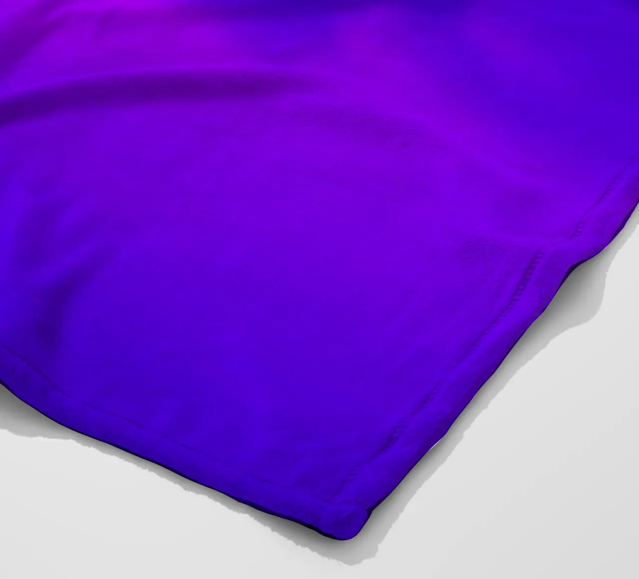 cielo crepuscolare con ricche sfumature di viola e blu coperta in pile da DesignDoodle