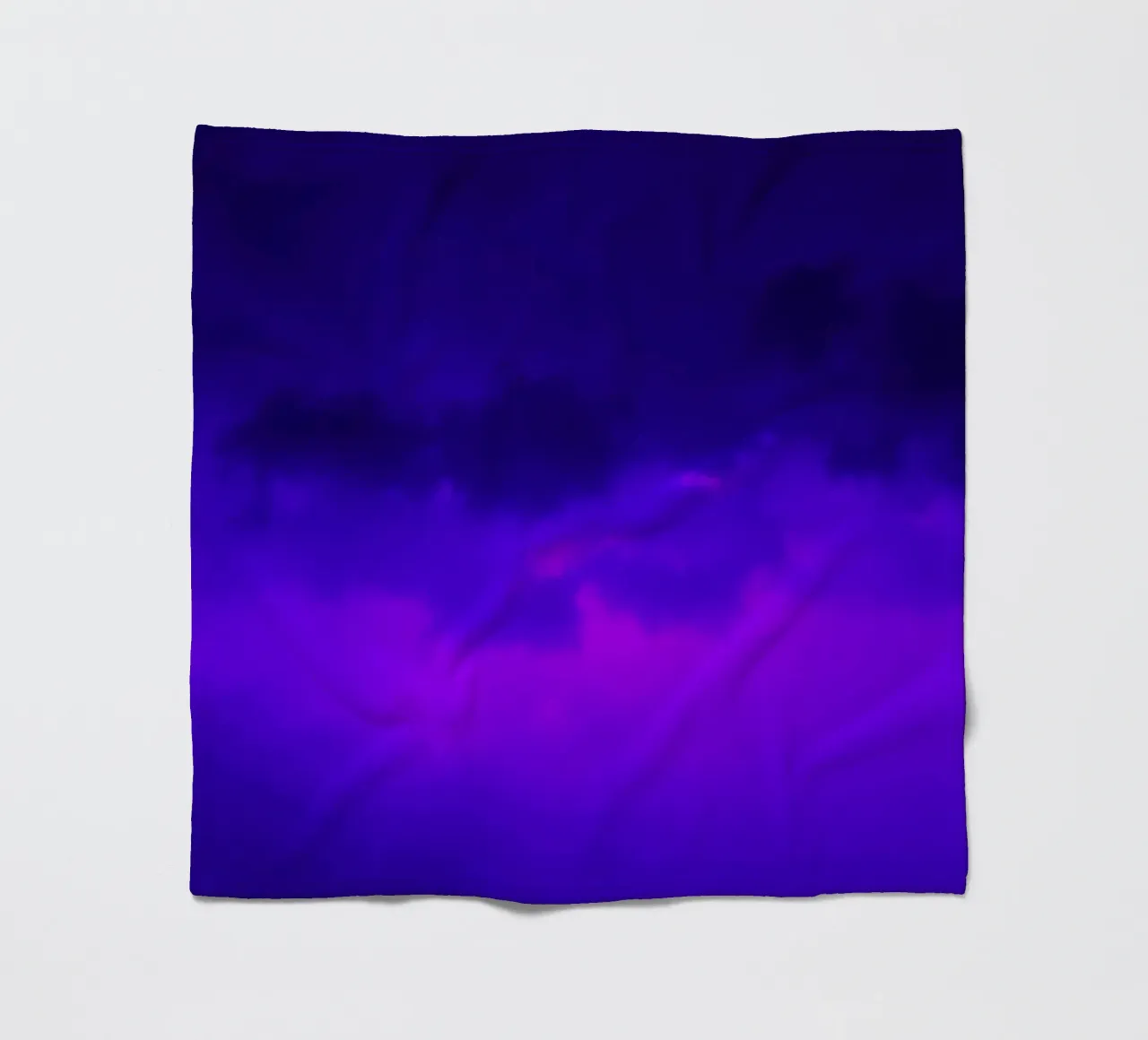cielo crepuscolare con ricche sfumature di viola e blu coperta in pile da DesignDoodle