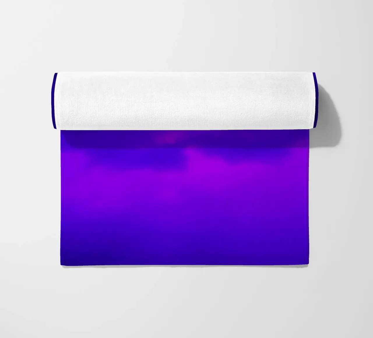 cielo crepuscolare con ricche sfumature di viola e blu telo mare da DesignDoodle
