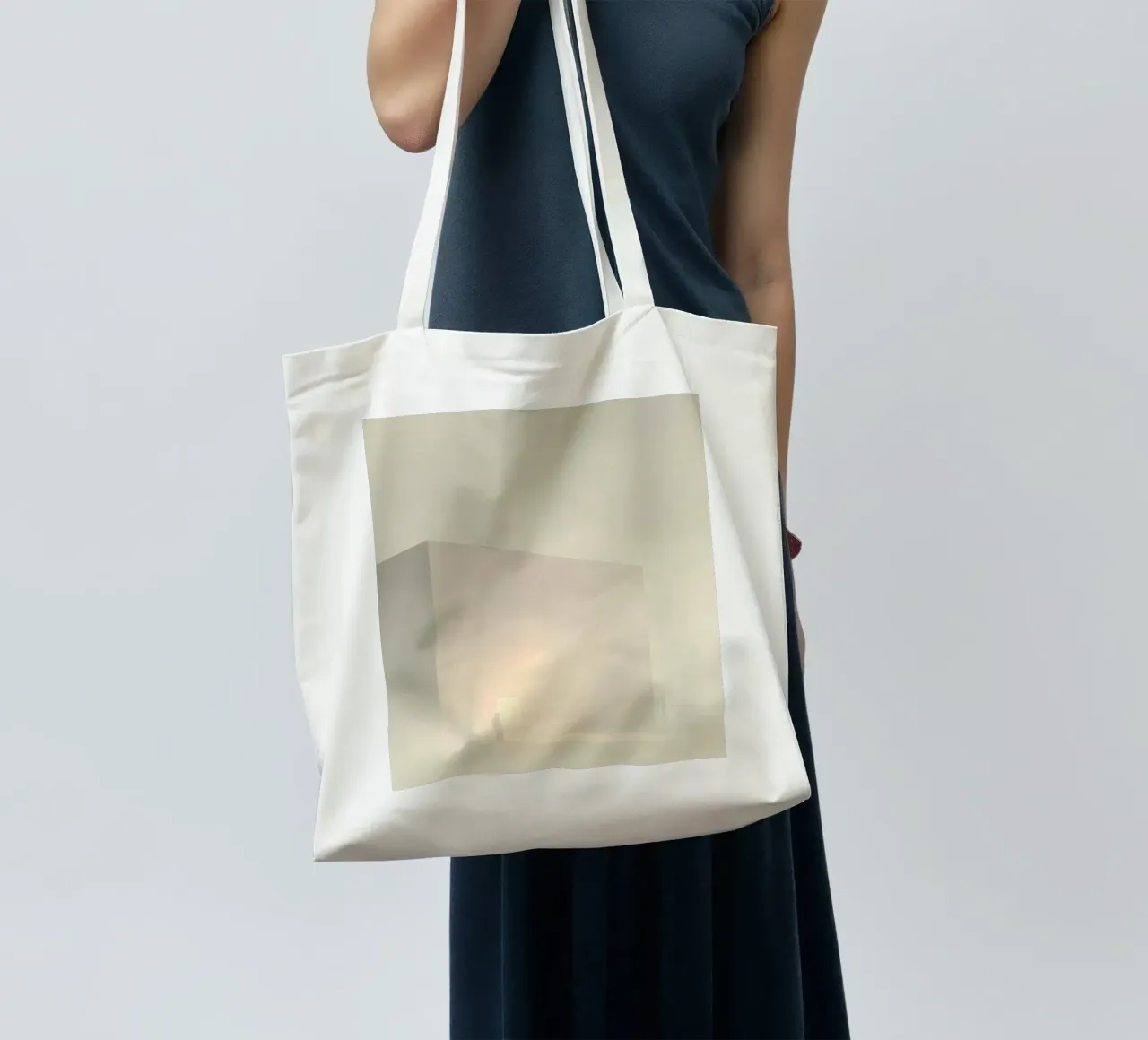 l'uomo si trova davanti a una porta luminosa in un paesaggio nebbioso borsa in juta da DesignDoodle