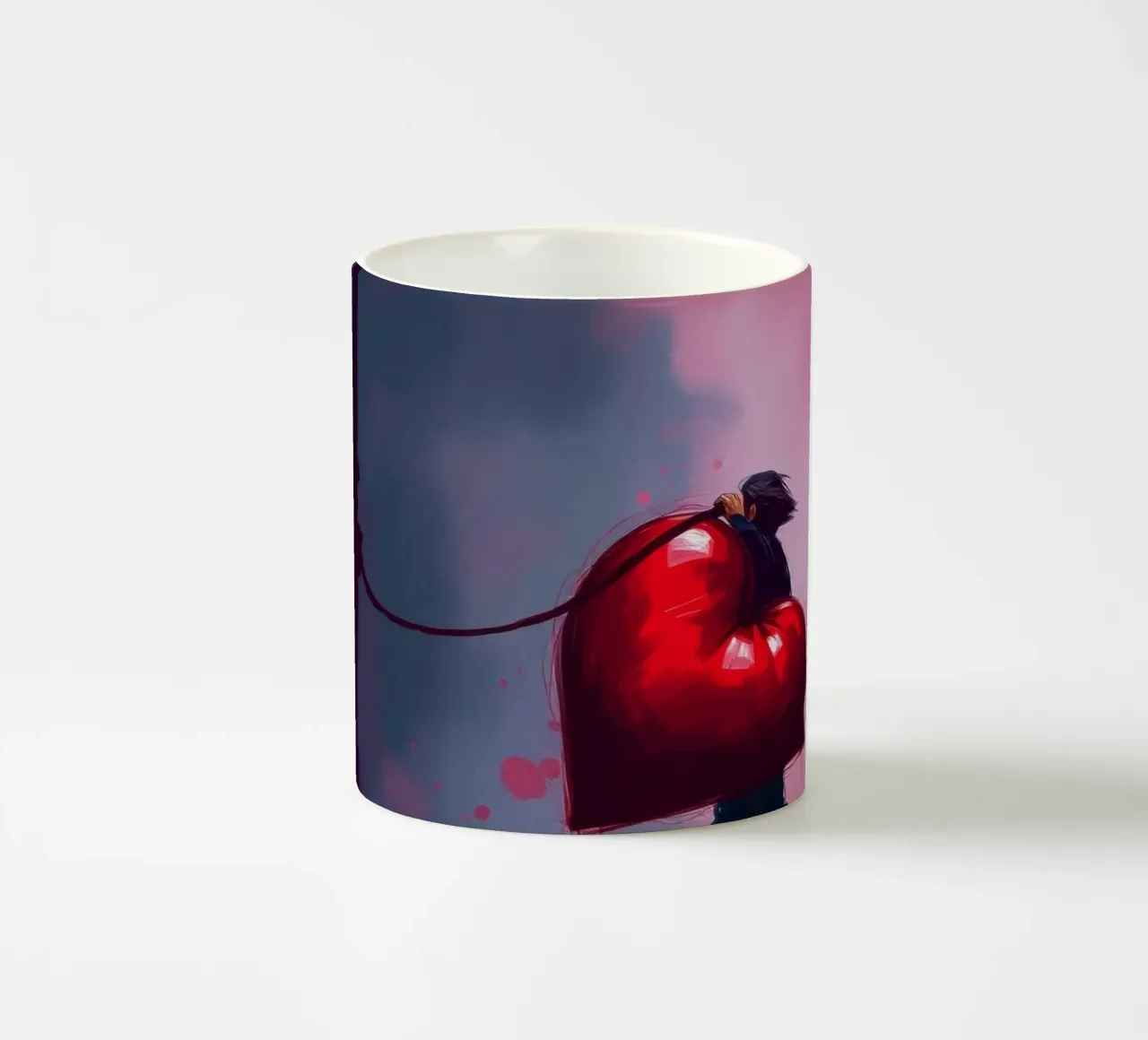 Un uomo porta con sé un cuore sovradimensionato mentre cammina da solo tazza in ceramica da DesignDoodle