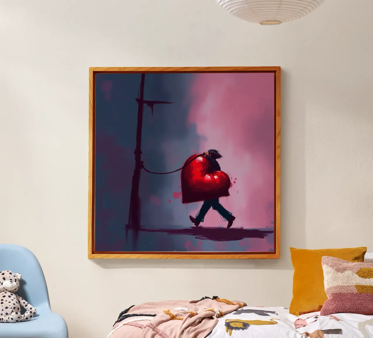 Un uomo porta con sé un cuore sovradimensionato mentre cammina da solo plexiglass da DesignDoodle