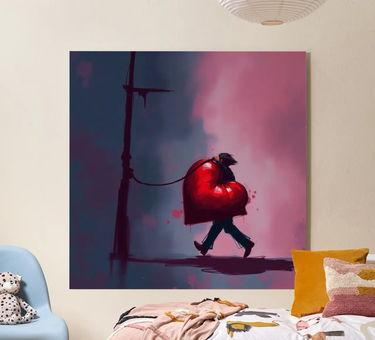Un uomo porta con sé un cuore sovradimensionato mentre cammina da solo plexiglass da DesignDoodle