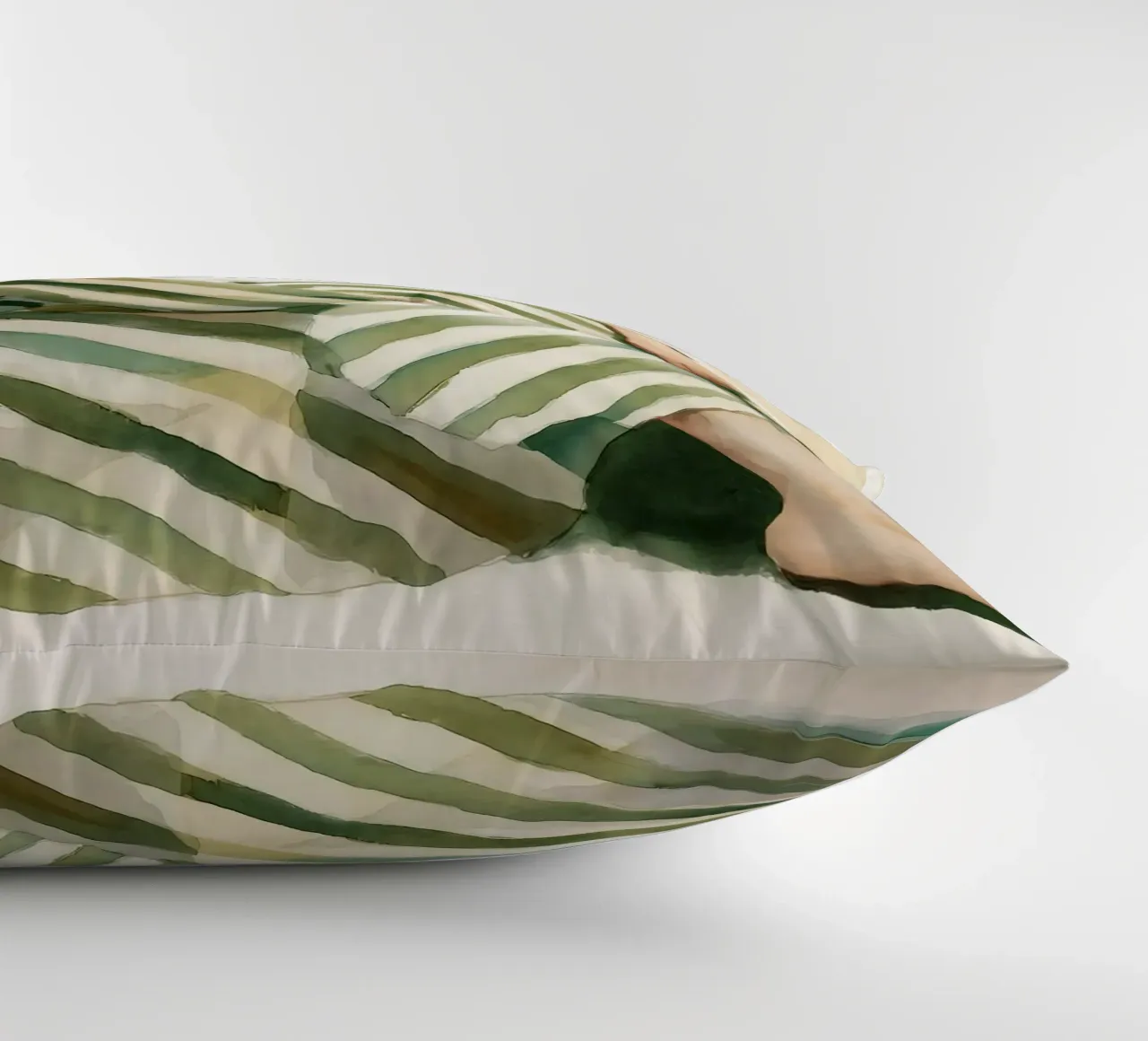 Portrait d'une femme assise, vêtue d'une robe verte à rayures coussin de Take Your Art BV