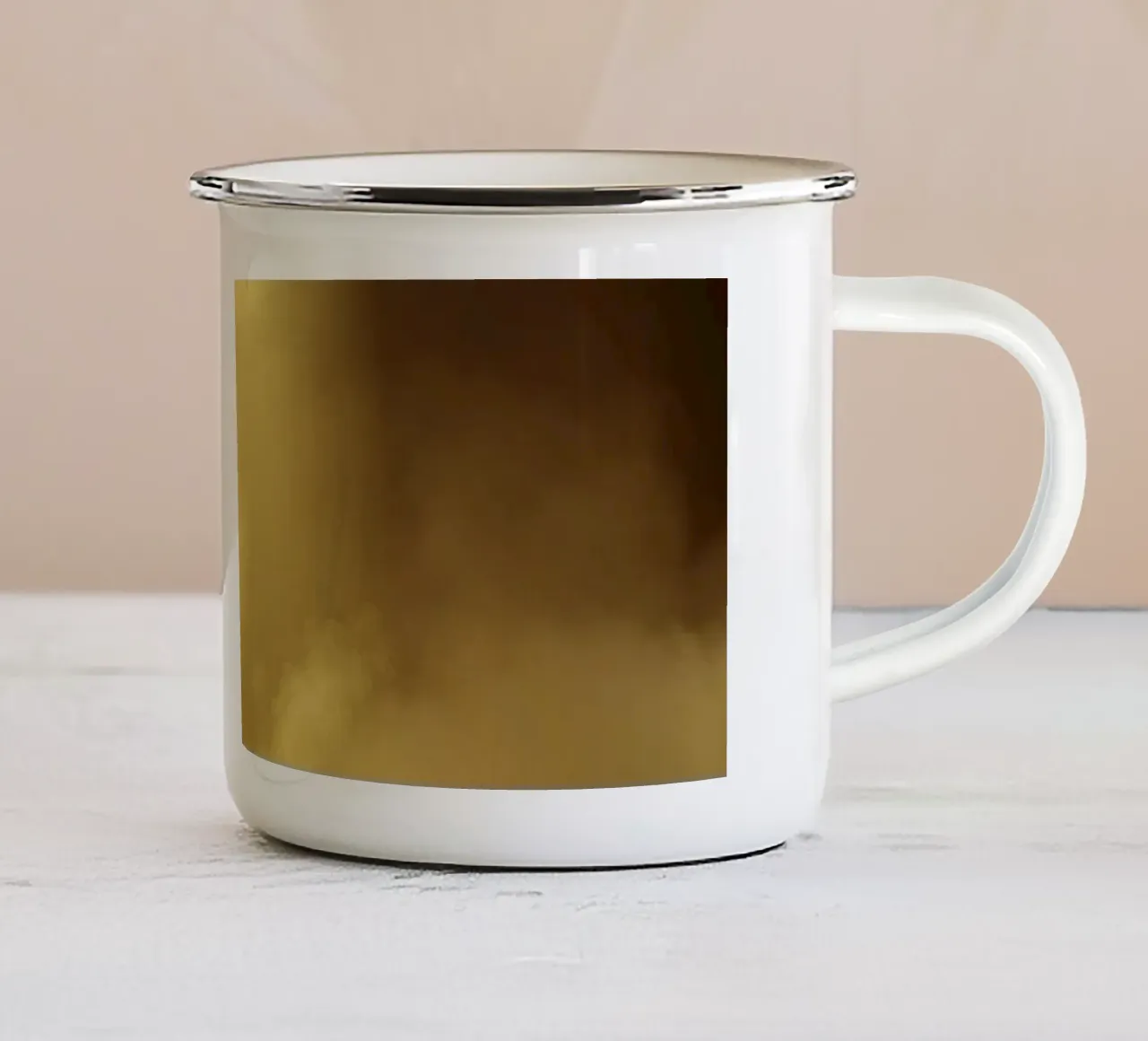 La luce dorata illumina un paesaggio roccioso pieno di nebbia tazza in smalto da DesignDoodle