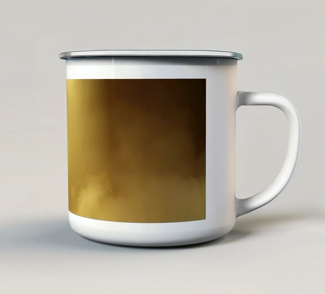 La luce dorata illumina un paesaggio roccioso pieno di nebbia tazza in smalto da DesignDoodle