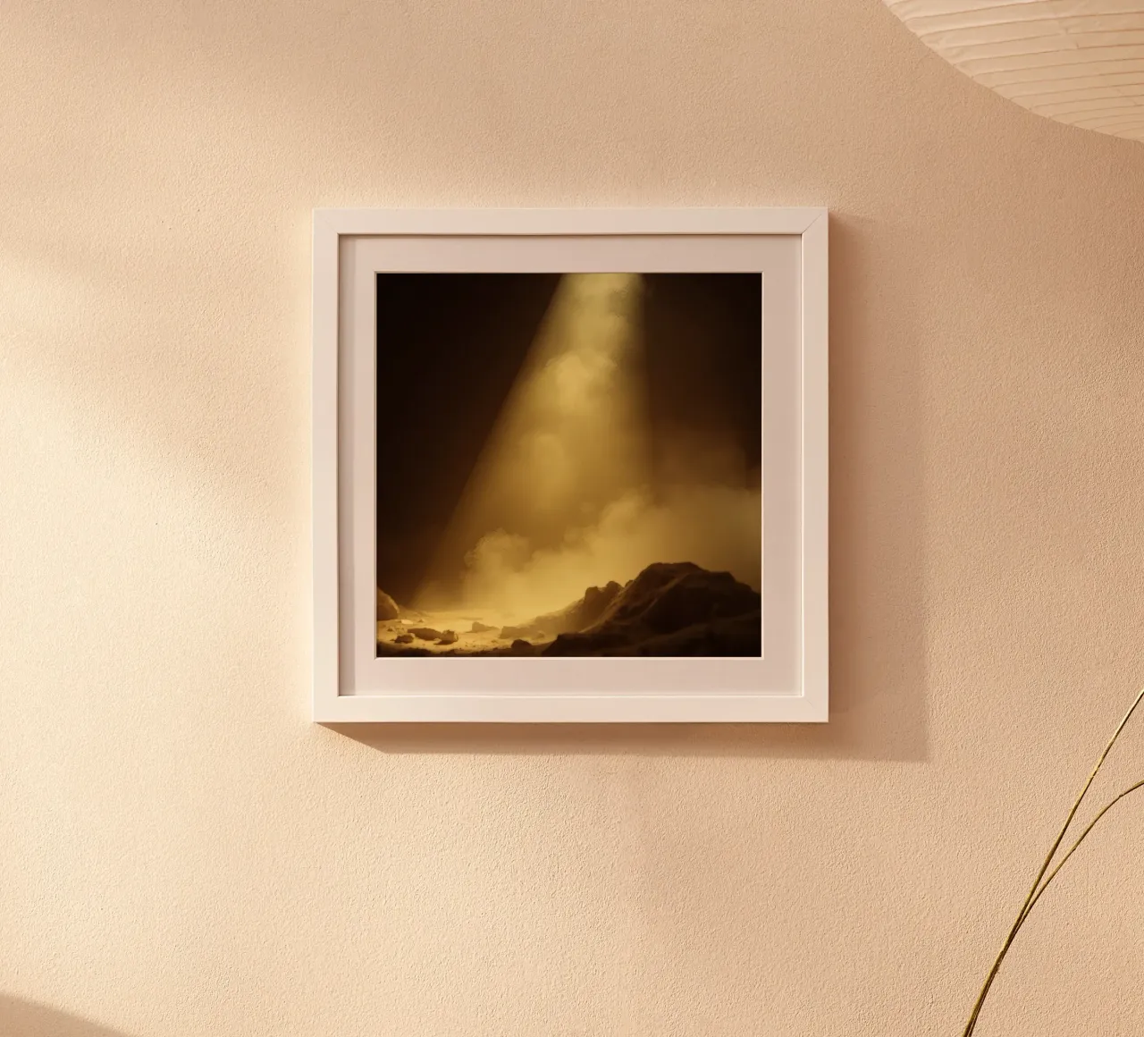La luce dorata illumina un paesaggio roccioso pieno di nebbia poster con telaio in alluminio da DesignDoodle