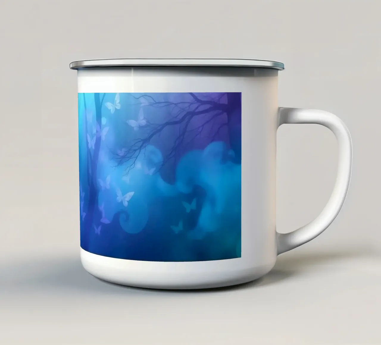 scena di foresta con farfalle nei toni del blu e del viola tazza in smalto da DesignDoodle