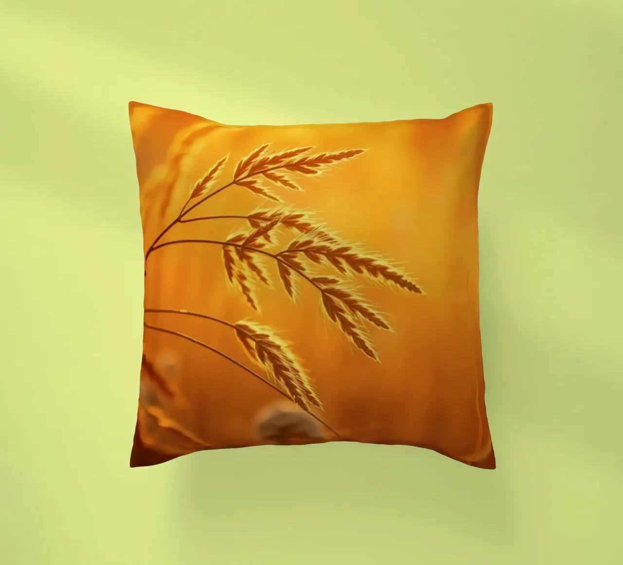 La calda luce dorata illumina l'erba alta che ondeggia dolcemente cuscino da DesignDoodle