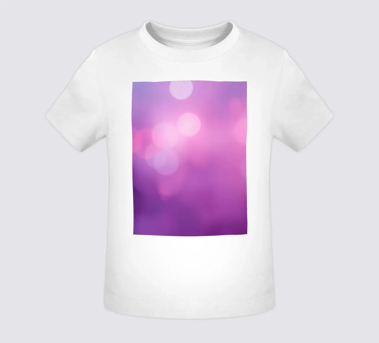 Gli effetti bokeh colorati creano un'atmosfera da sogno ad un livello di maglietta neonato da DesignDoodle