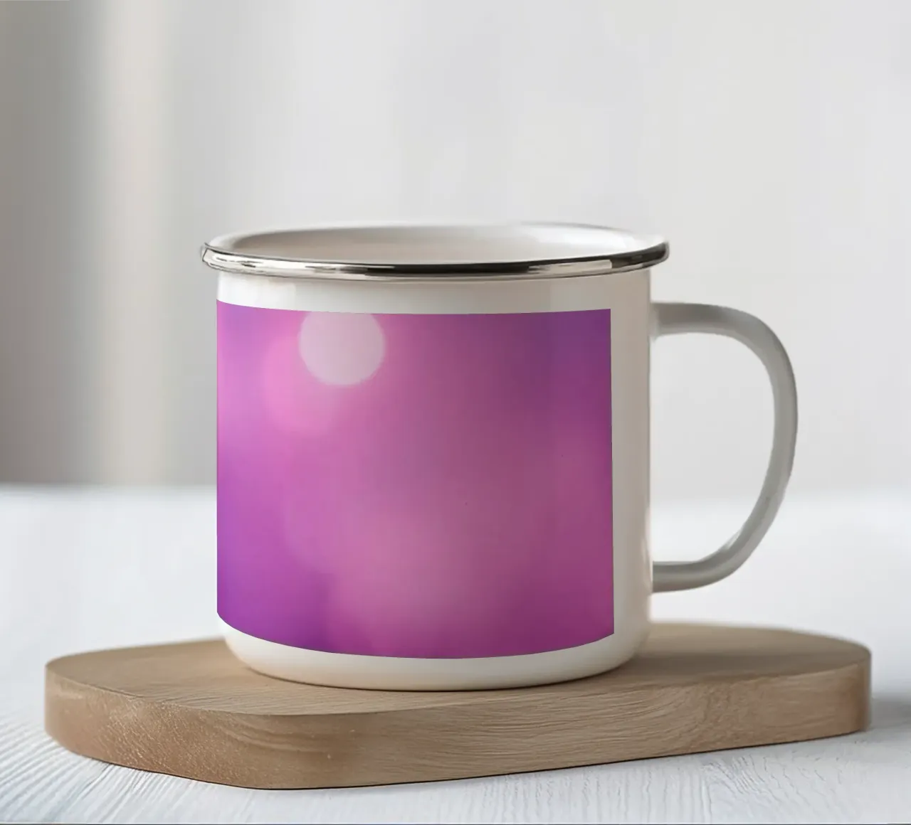 Gli effetti bokeh colorati creano un'atmosfera da sogno ad un livello di tazza in smalto da DesignDoodle