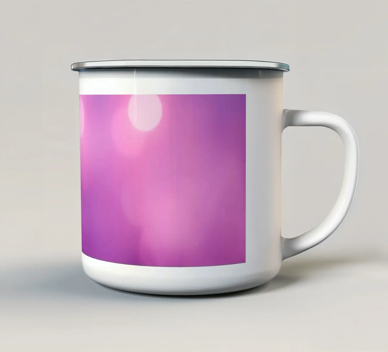 Gli effetti bokeh colorati creano un'atmosfera da sogno ad un livello di tazza in smalto da DesignDoodle