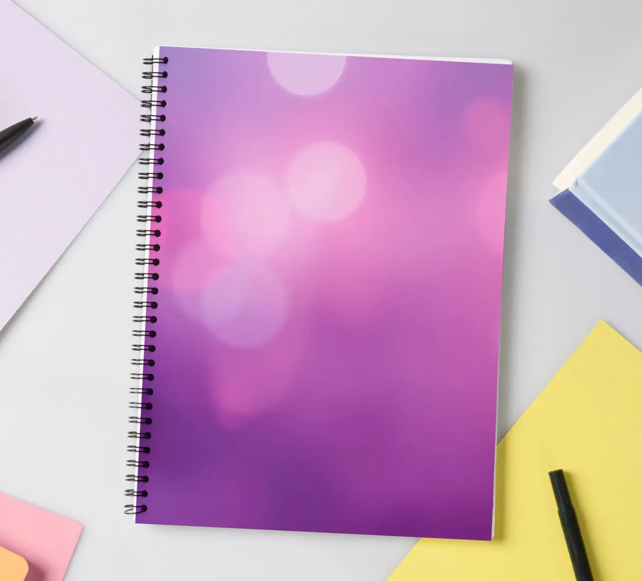 Gli effetti bokeh colorati creano un'atmosfera da sogno ad un livello di diario ad anelli da DesignDoodle