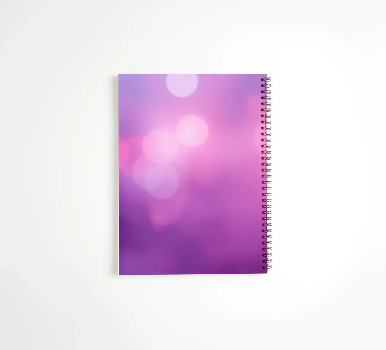 Gli effetti bokeh colorati creano un'atmosfera da sogno ad un livello di diario ad anelli da DesignDoodle