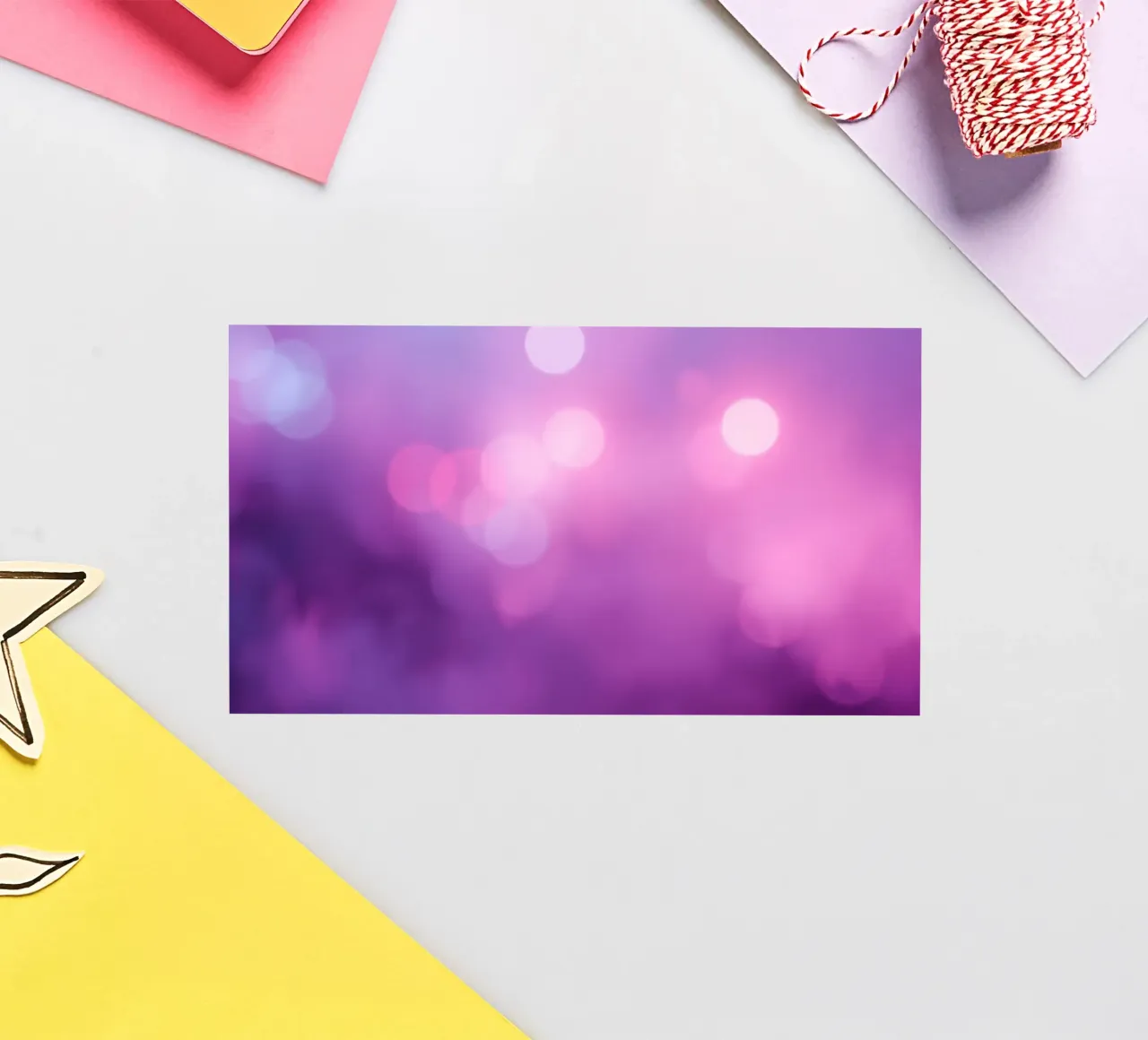 Les effets bokeh colorés créent une atmosphère de rêve à une vitesse encore plus élevée. autocollant de DesignDoodle