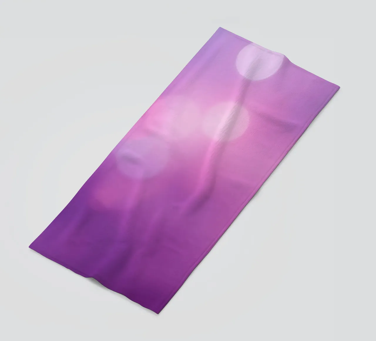 Les effets bokeh colorés créent une atmosphère de rêve à une vitesse encore plus élevée. serviette de plage de DesignDoodle