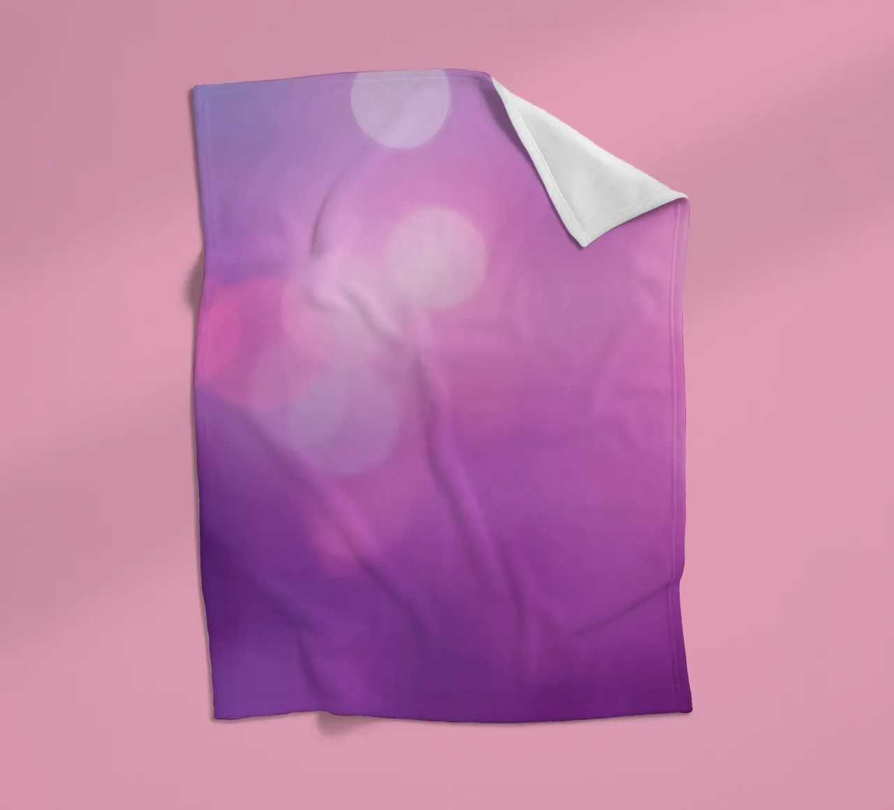 Gli effetti bokeh colorati creano un'atmosfera da sogno ad un livello di coperta in pile da DesignDoodle