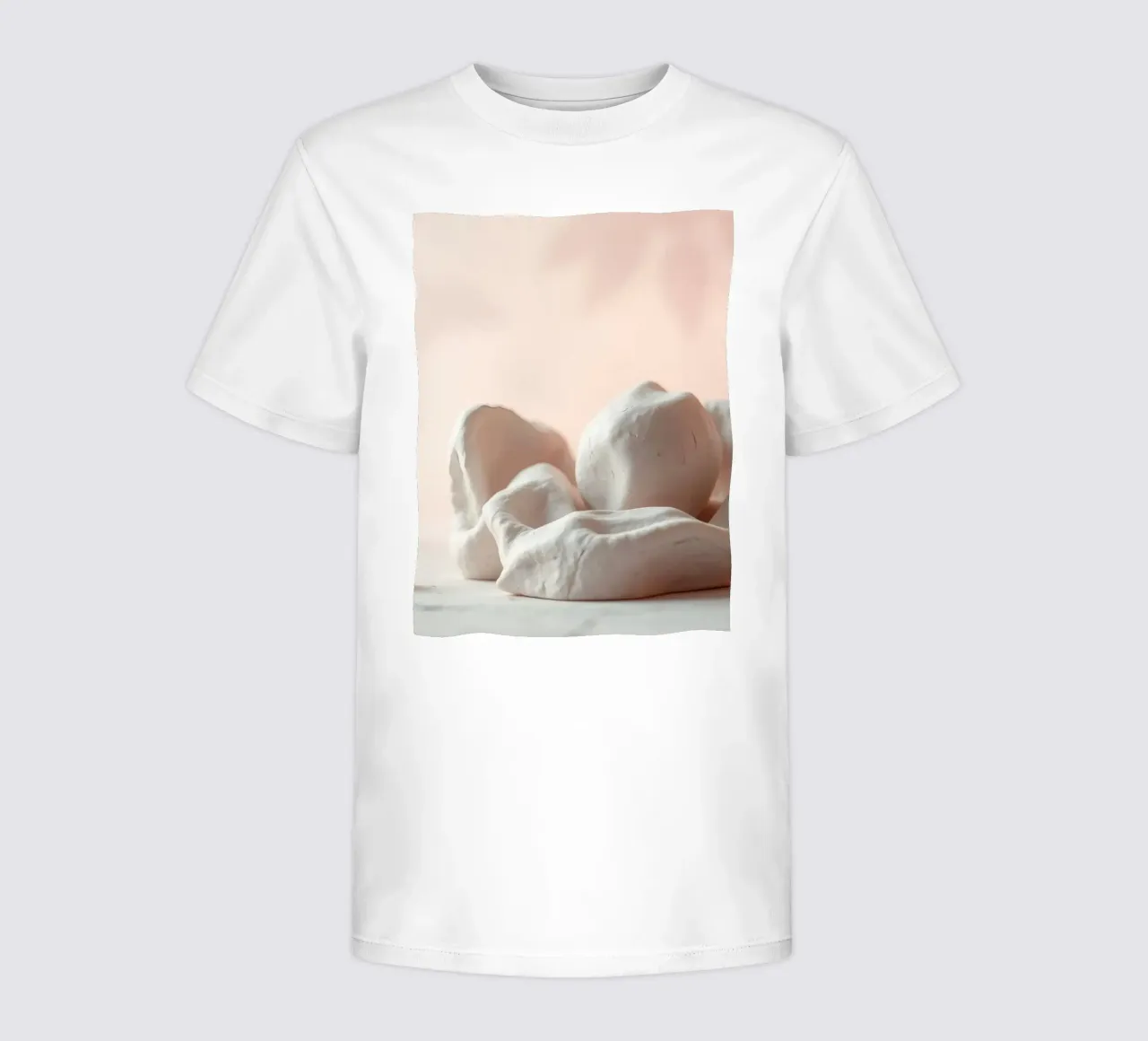 Sculture in argilla disposte su una superficie bianca con un rosa tenue t-shirt bambini da DesignDoodle