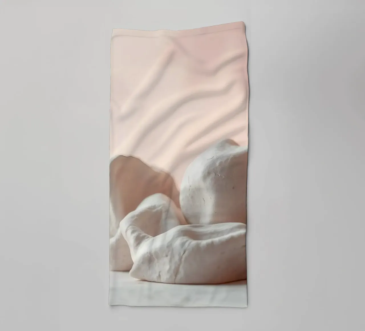 Sculture in argilla disposte su una superficie bianca con un rosa tenue asciugamano da bagno da DesignDoodle