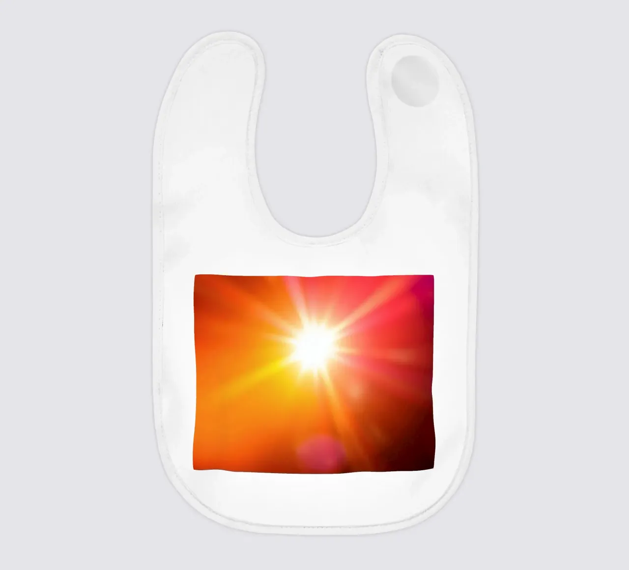 La luce del sole irradia calore durante un pomeriggio di tranquillità bavaglino da DesignDoodle