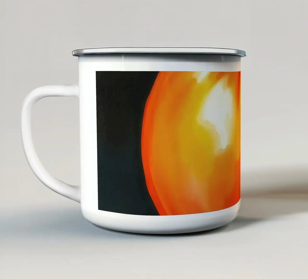 Tomate mûre rouge vif présentée sur une surface contrastée mug en émail de DesignDoodle