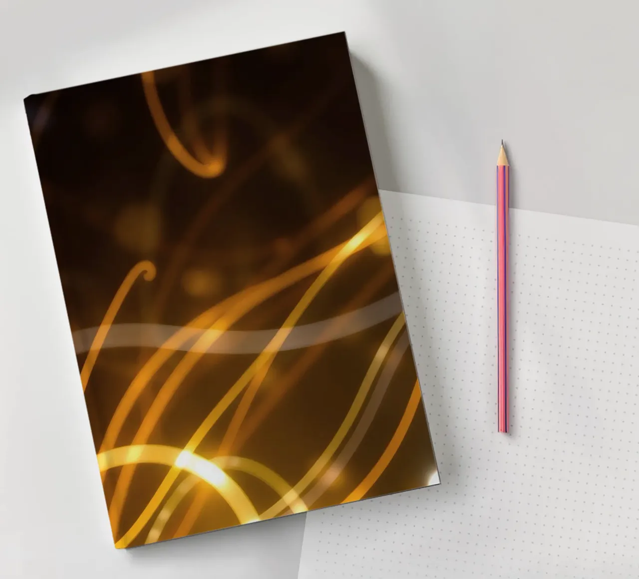 Motifs abstraits dynamiques de lumière et d'atmosphère colorée carnet de notes de DesignDoodle