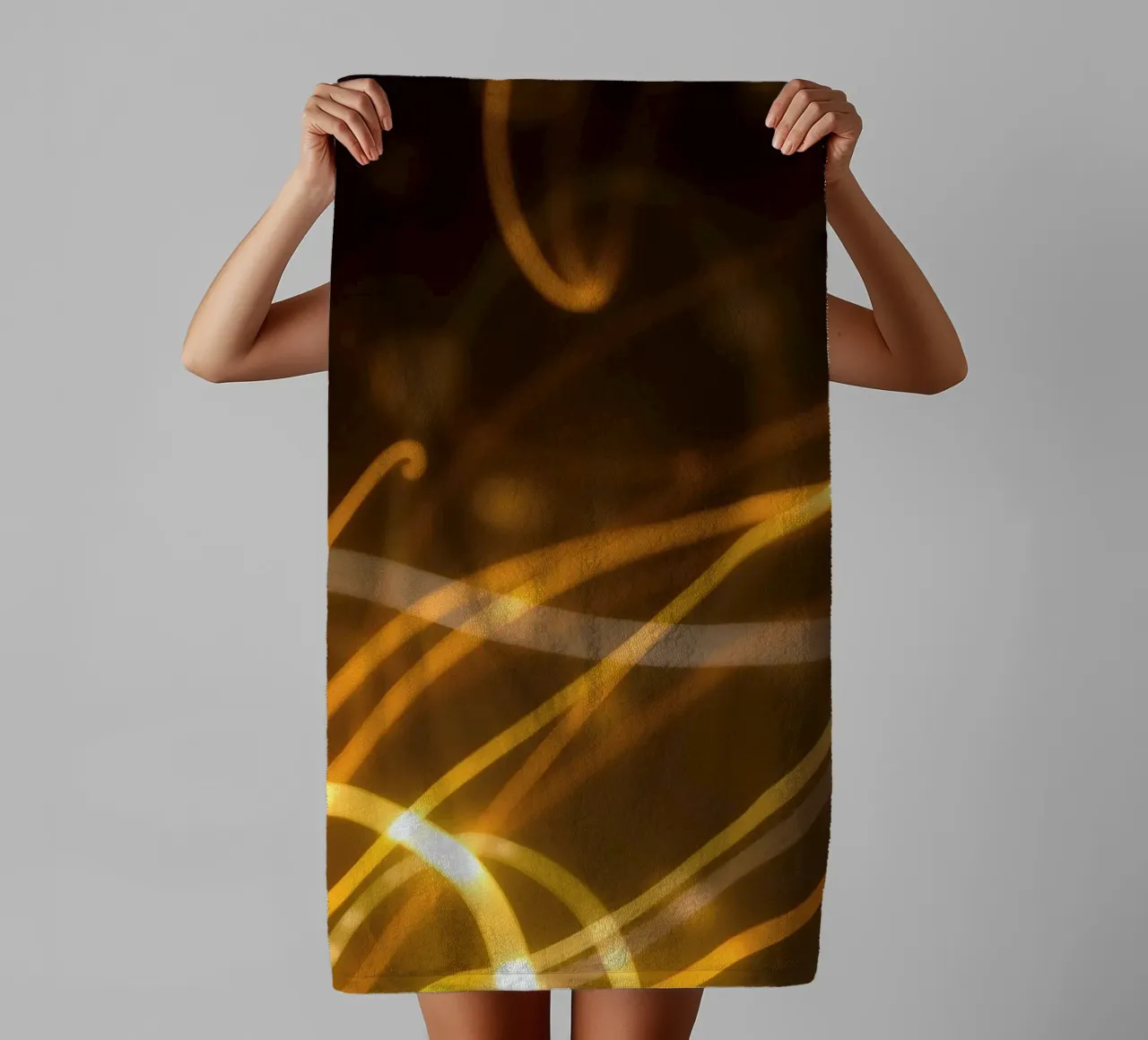 Motifs abstraits dynamiques de lumière et d'atmosphère colorée serviette de bain de DesignDoodle