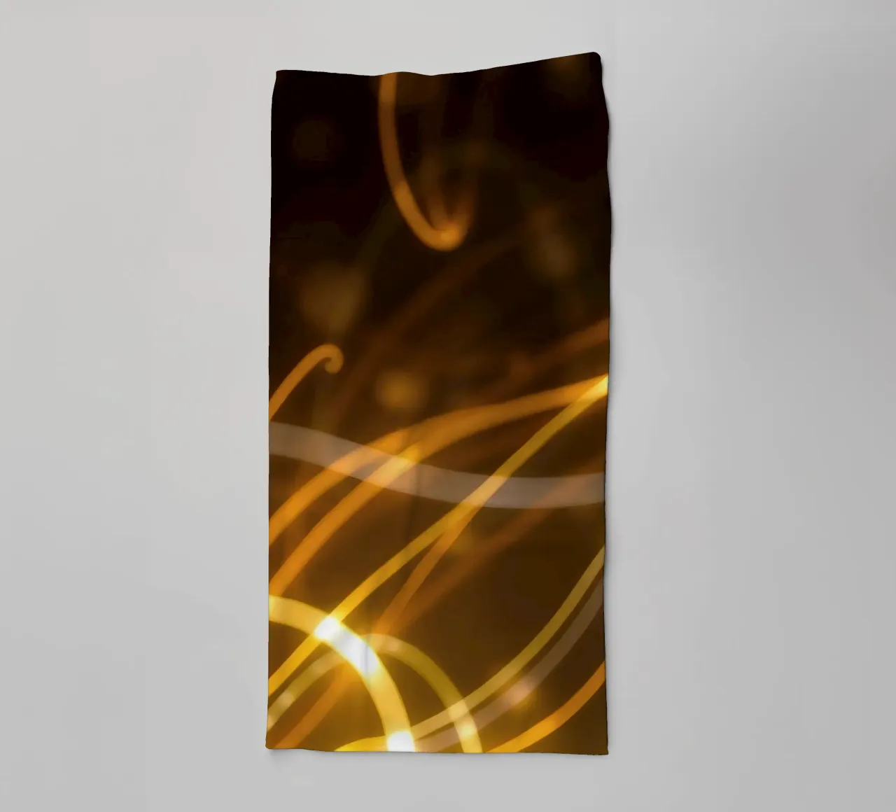 Motifs abstraits dynamiques de lumière et d'atmosphère colorée serviette de bain de DesignDoodle