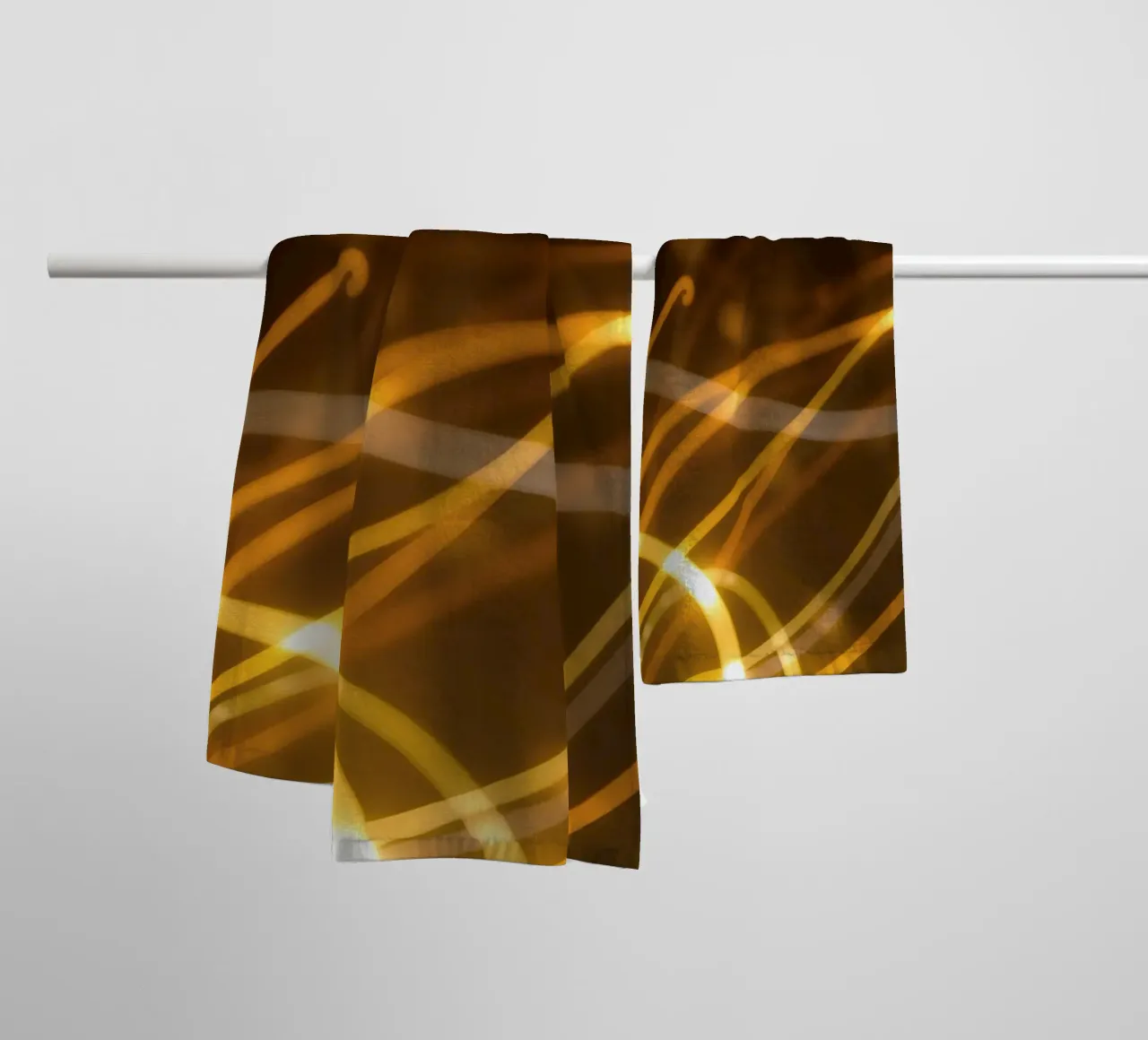 Motifs abstraits dynamiques de lumière et d'atmosphère colorée serviette de bain de DesignDoodle