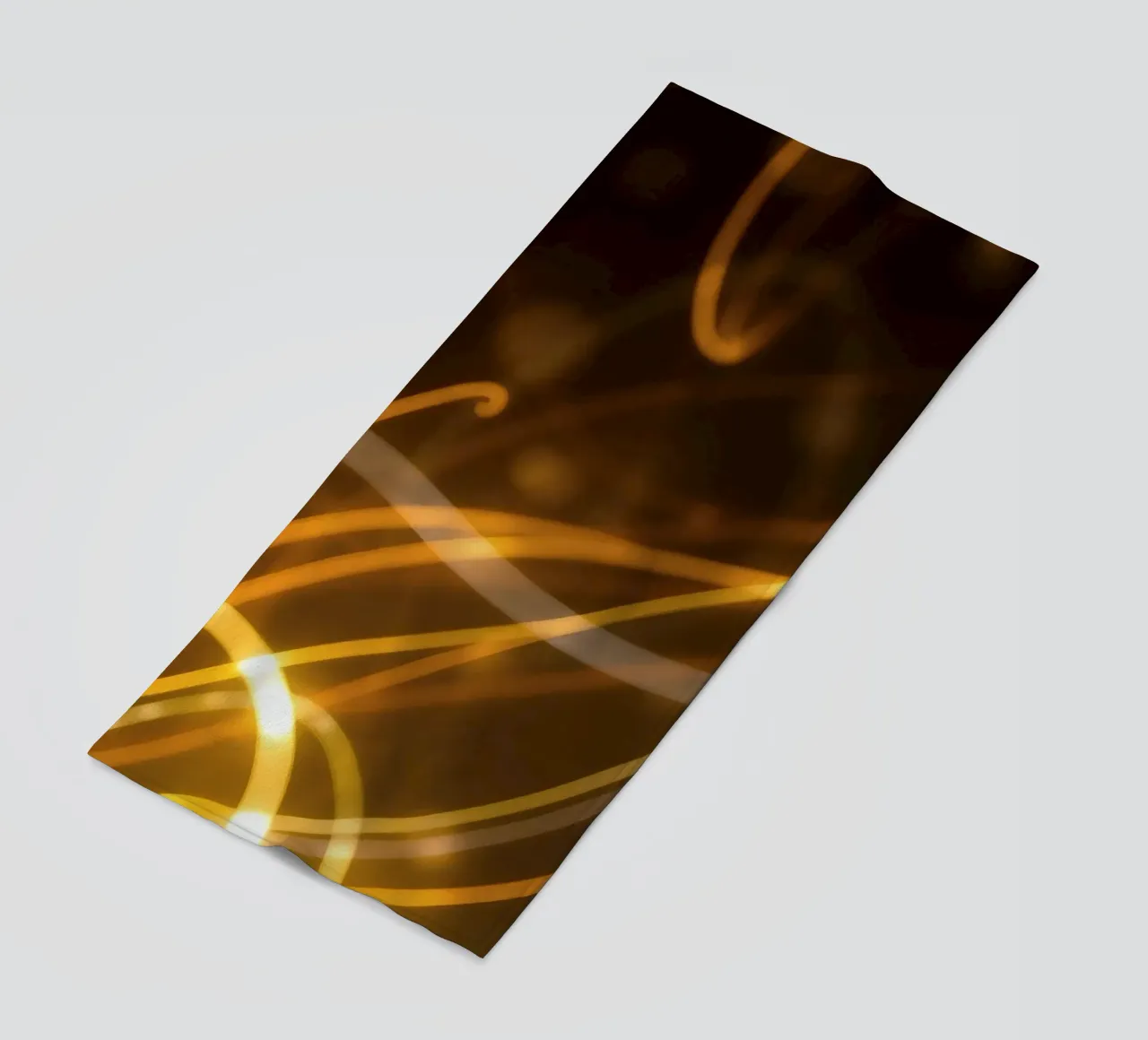 Motifs abstraits dynamiques de lumière et d'atmosphère colorée serviette de plage de DesignDoodle