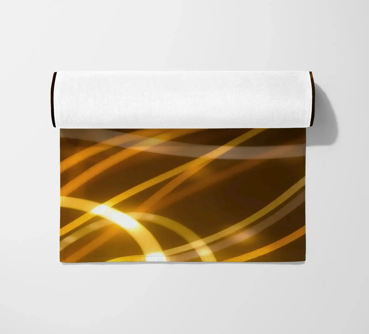 Motifs abstraits dynamiques de lumière et d'atmosphère colorée serviette de plage de DesignDoodle