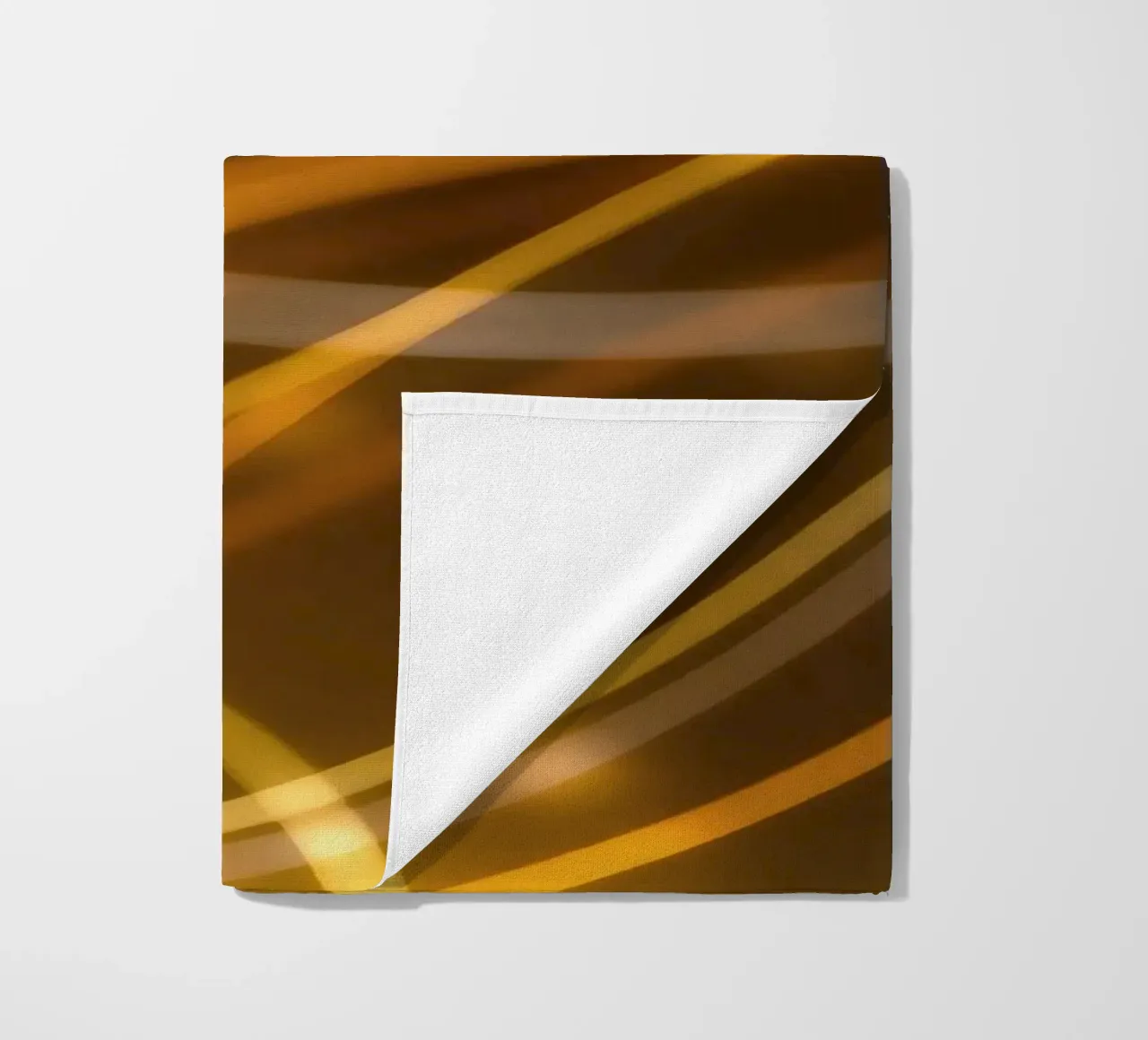 Motifs abstraits dynamiques de lumière et d'atmosphère colorée serviette de plage de DesignDoodle