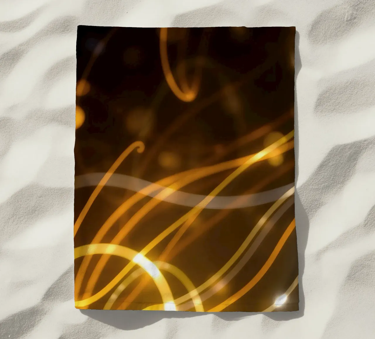 Motifs abstraits dynamiques de lumière et d'atmosphère colorée serviette de plage de DesignDoodle