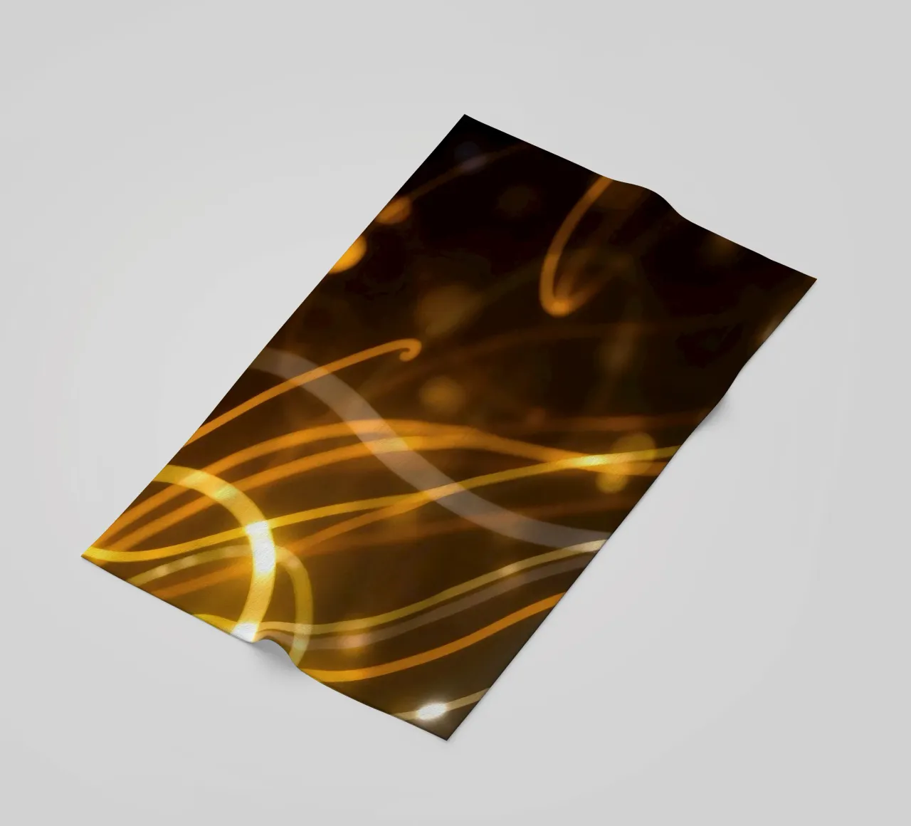 Motifs abstraits dynamiques de lumière et d'atmosphère colorée serviette de plage de DesignDoodle