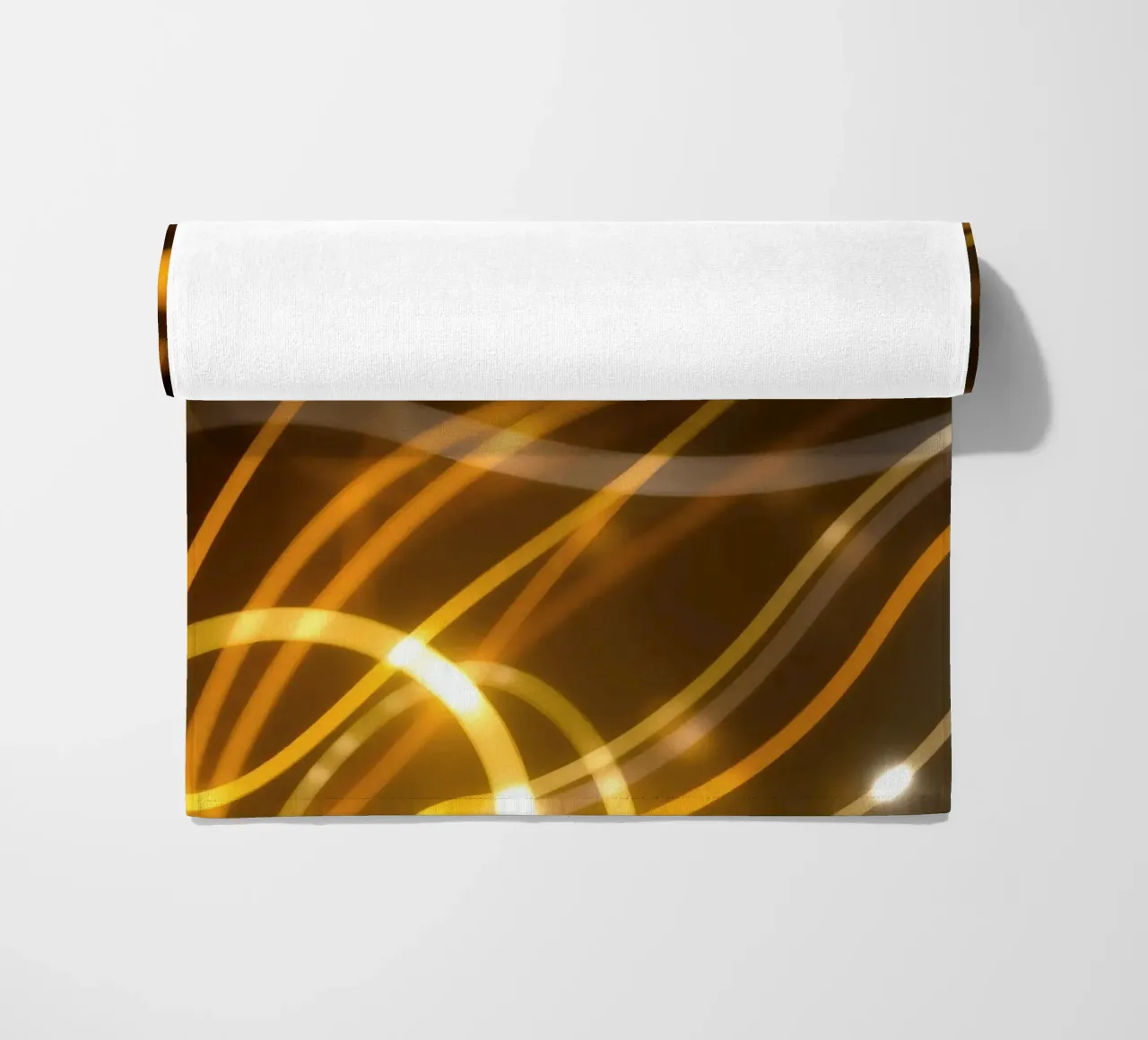 Motifs abstraits dynamiques de lumière et d'atmosphère colorée serviette de plage de DesignDoodle