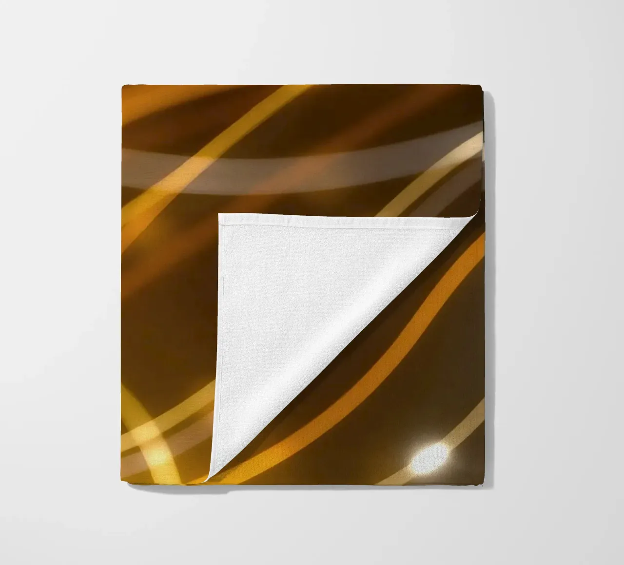 Motifs abstraits dynamiques de lumière et d'atmosphère colorée serviette de plage de DesignDoodle