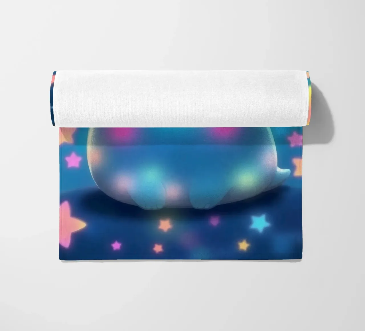Simpatica creatura luminosa circondata da stelle colorate telo mare da DesignDoodle