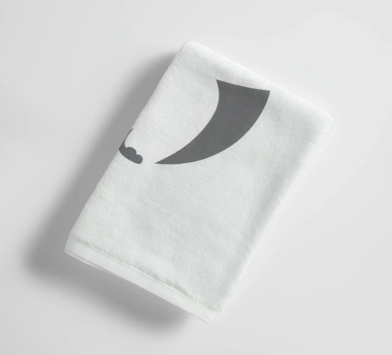 Simpatico gatto dei cartoni animati con design a colori divisi in uno stile giocoso asciugamano da bagno da DesignDoodle